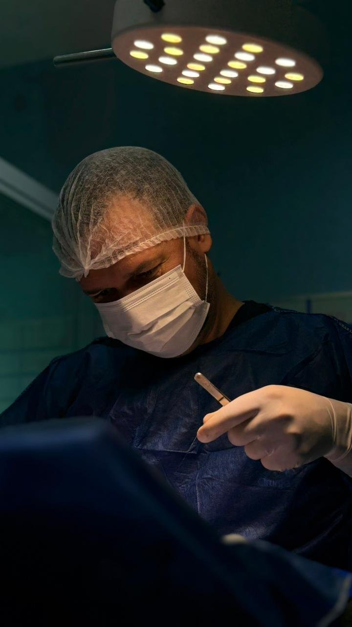 Dr. André Arruda durante procedimento veterinário